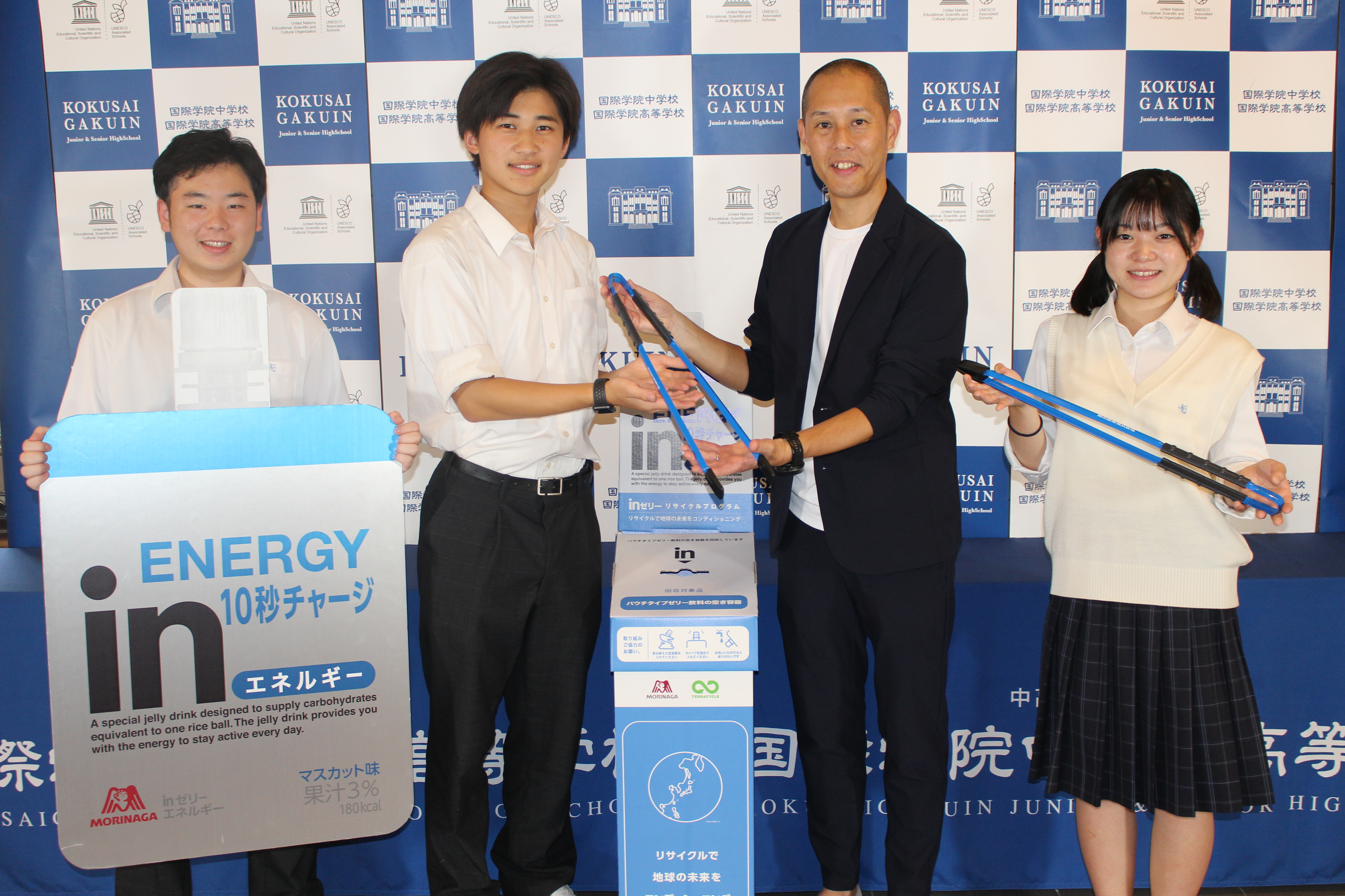 トング寄贈の様子